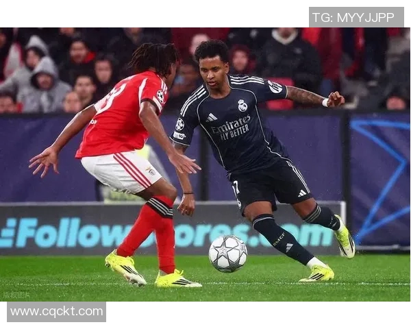 球员比赛中被红牌罚下,镜头捕捉愤怒瞬间 球员比赛中被红牌罚下,镜头捕捉愤怒瞬间